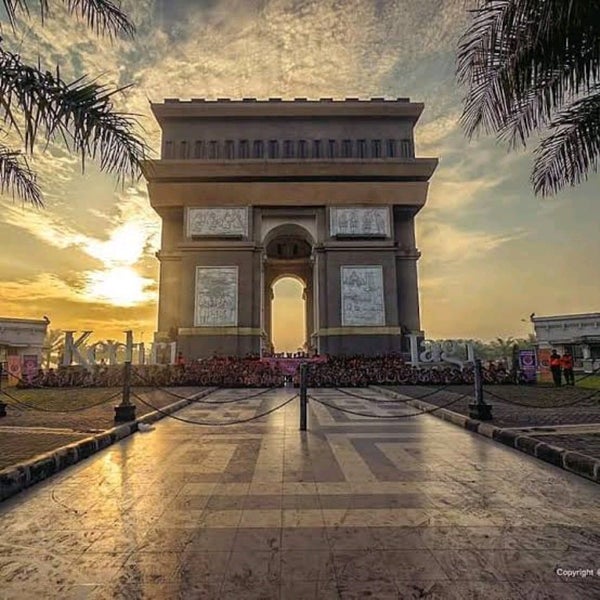 Monumen Simpang Lima Gumul yang menjadi pusat perayaan akhir tahun