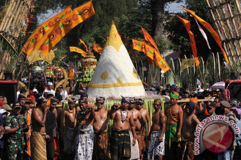 20170920antarafoto-grebeg-tumpeng-suro-banyuwangi-200917-bcs-3.jpg