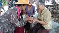250px-Songkran_in_Wat_Kungthapao_03.jpg