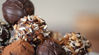 500px-Truffles_with_nuts_and_chocolate_dusting_in_detail.jpg