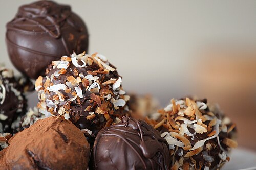 500px-Truffles_with_nuts_and_chocolate_dusting_in_detail.jpg