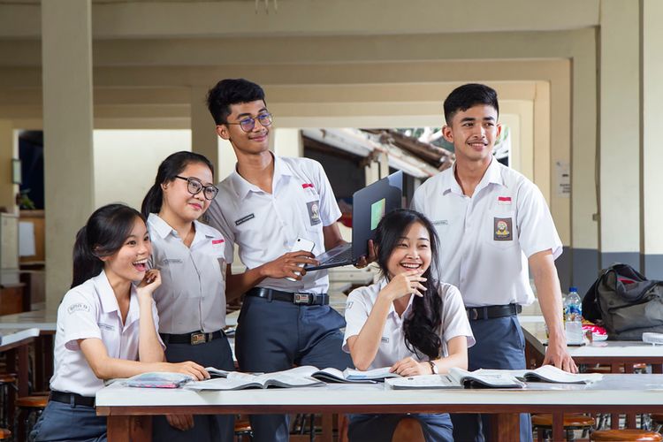 Siswa SMP Mengakses Kunci Jawaban Ujian di Grup WA