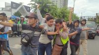 73294-seorang-pria-berseragam-polisi-diamankan-di-medan.jpg