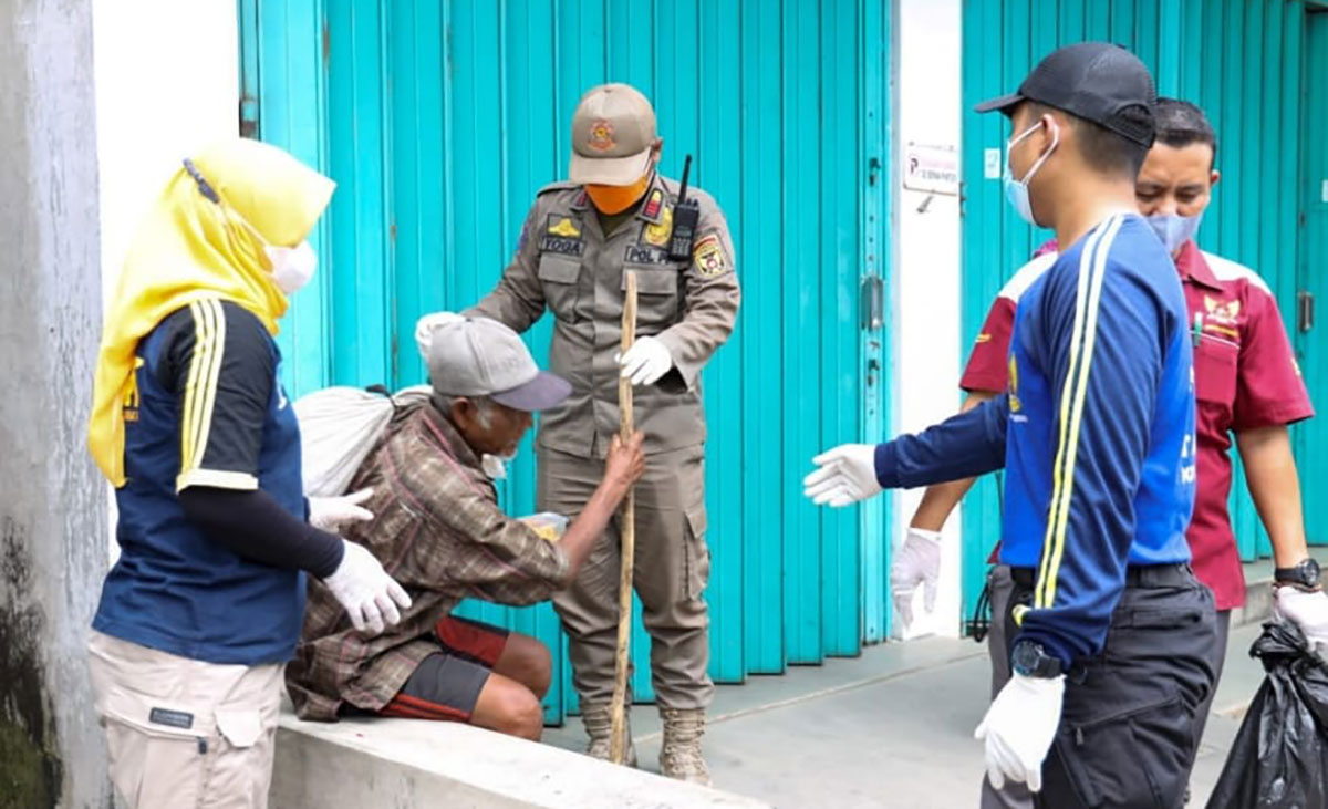 petugas memeriksa kendaraan selama razia di kediri