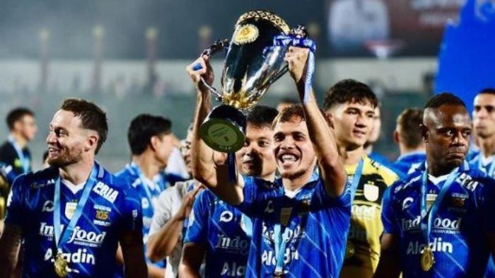 Bek-Persib-Bandung-Rezaldi-Hehanusa-mengangkat-trofi-Juara-Liga-1.jpg