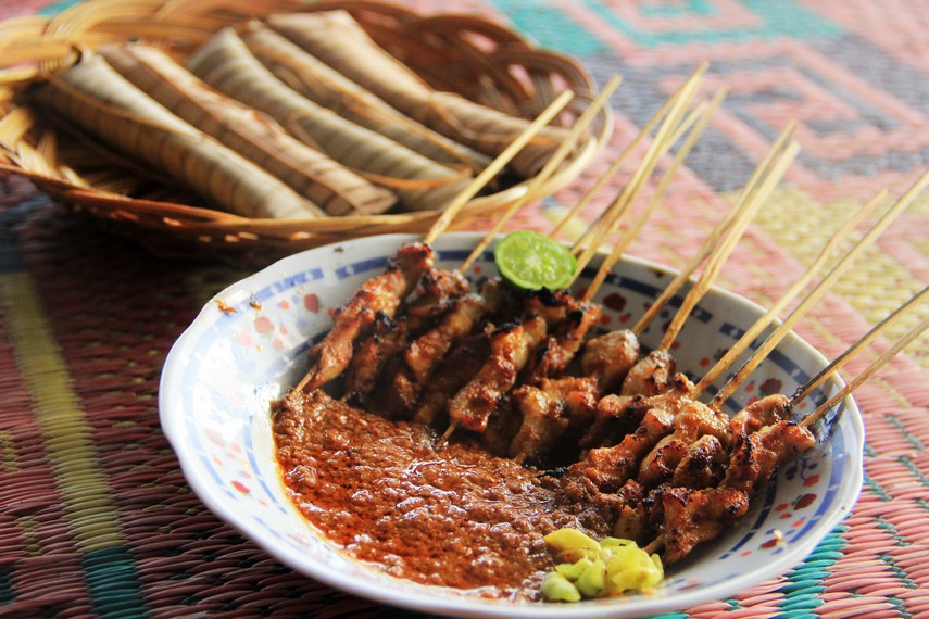 Bumbu_kacang_pada_sate_bulayak_berbeda_dengan_bumbu_sate_pada_umumnya.jpg