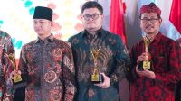 Bupati-Kediri-Hanindhito-Himawan-Pramana-menerima-penghargaan-Pembina-Koperasi-Andalan-dari-dekopin.jpg