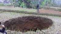 Lubang-misterius-di-sukabumi.jpg.780x439_q85.jpg