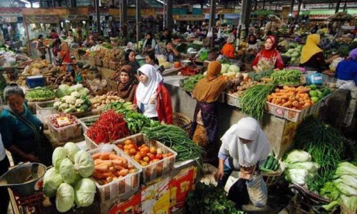 Pasar tradisional Ngasem pada hari Jumat, 10 Desember 2025