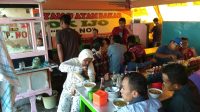 Pengunjung-memenuhi-salah-satu-gerai-penjual-Soto-Bok-Ijo-Tamanan-di-Kota-Kediri.jpg