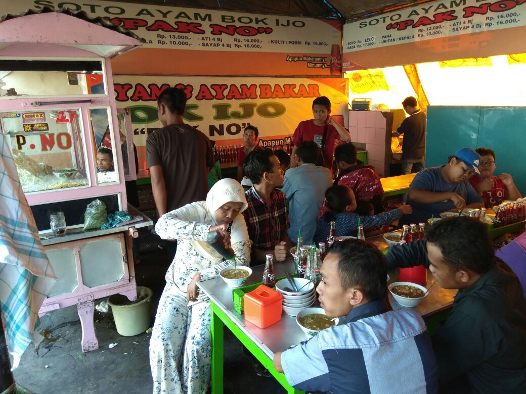 Pengunjung-memenuhi-salah-satu-gerai-penjual-Soto-Bok-Ijo-Tamanan-di-Kota-Kediri.jpg