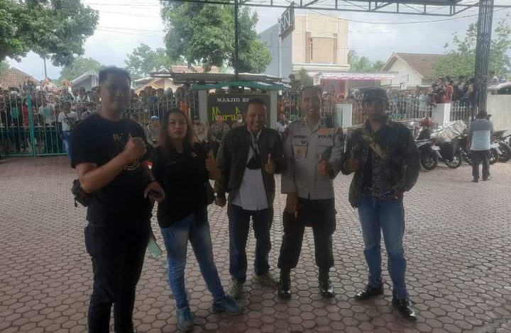 Penjaga-keamanan-pelaksanaan-sumpah-pocong-720x470.jpg