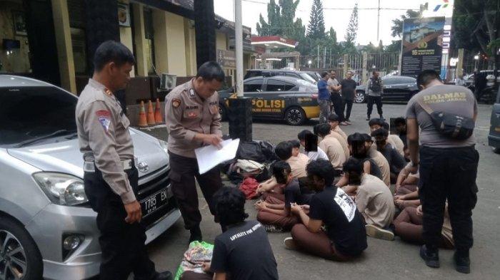 Petugas-kepolisian-mengamankan-20-pelajar-sekolah-dari-SMAN-7-Kota-Bogor.jpg