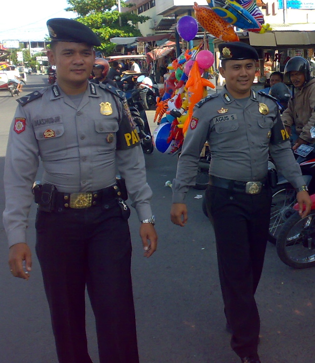 Polisi memeriksa lokasi penampakan di Gampengrejo