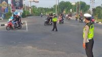 Satlantas-Polres-Kediri-mengecek-jalur-di-simpang-tiga-Mengkreng.jpg