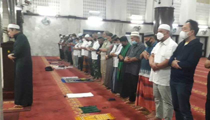 Shalat-Gerhana-Bulan-di-Masjid-Agung-Medan-Khusyuk.jpg