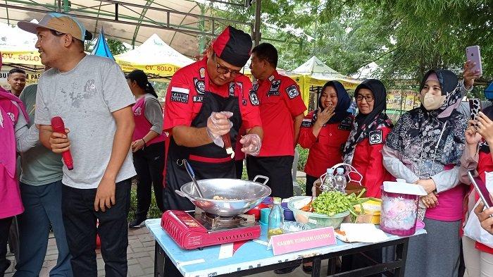 Suasana-lomba-masak-nasi-goreng-dalam-perayaan-Hari-Ibu.jpg