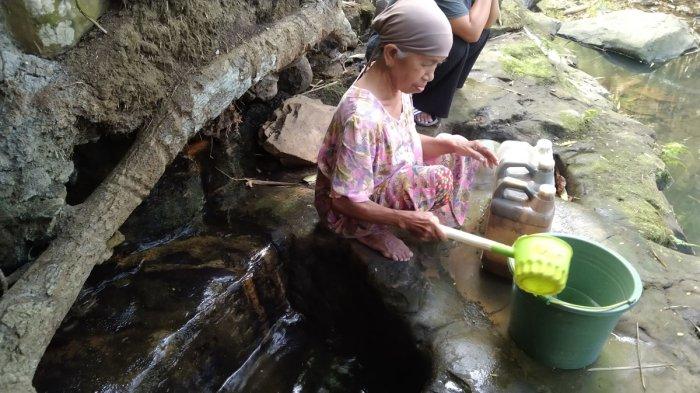 Warga-desa-Karanggitung-saat-mengambil-air-di-Sumur-Manten.jpg