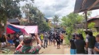 aksi-dorong-antar-saat-eksekusi-lahan-dekat-Pasar-Baraka-enrekang.jpg