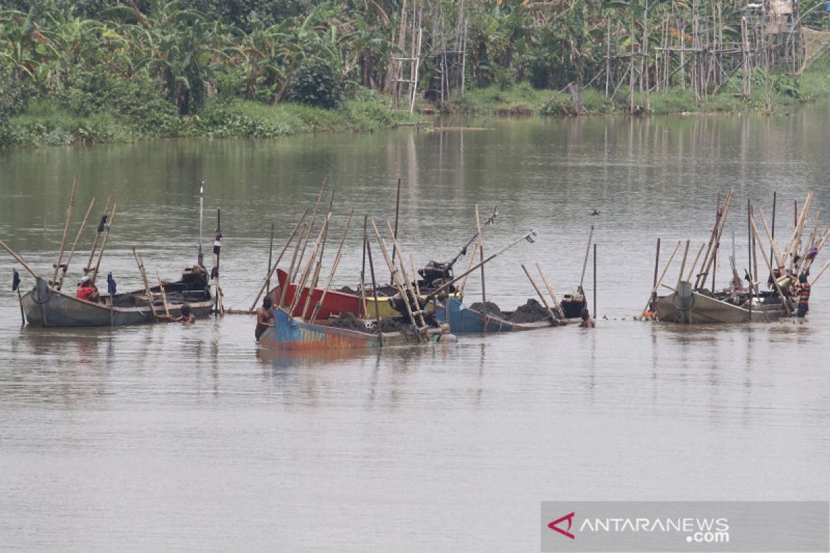 antarafoto-tambang-pasir-sungai-brantas-marak-281220-pf-1.jpg