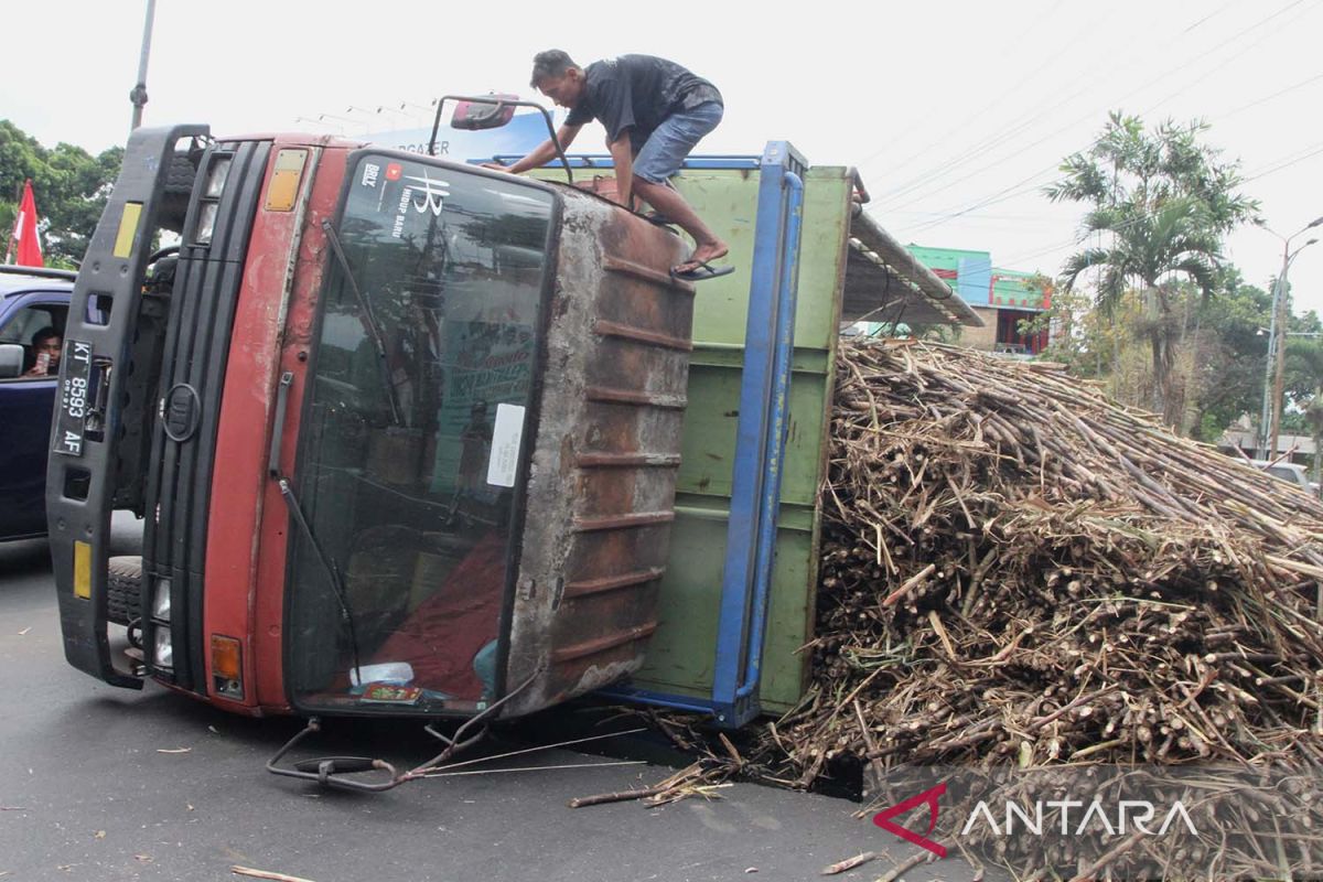 antarafoto-truk-tebu-terguling-di-malang-260822-abs-3.jpg