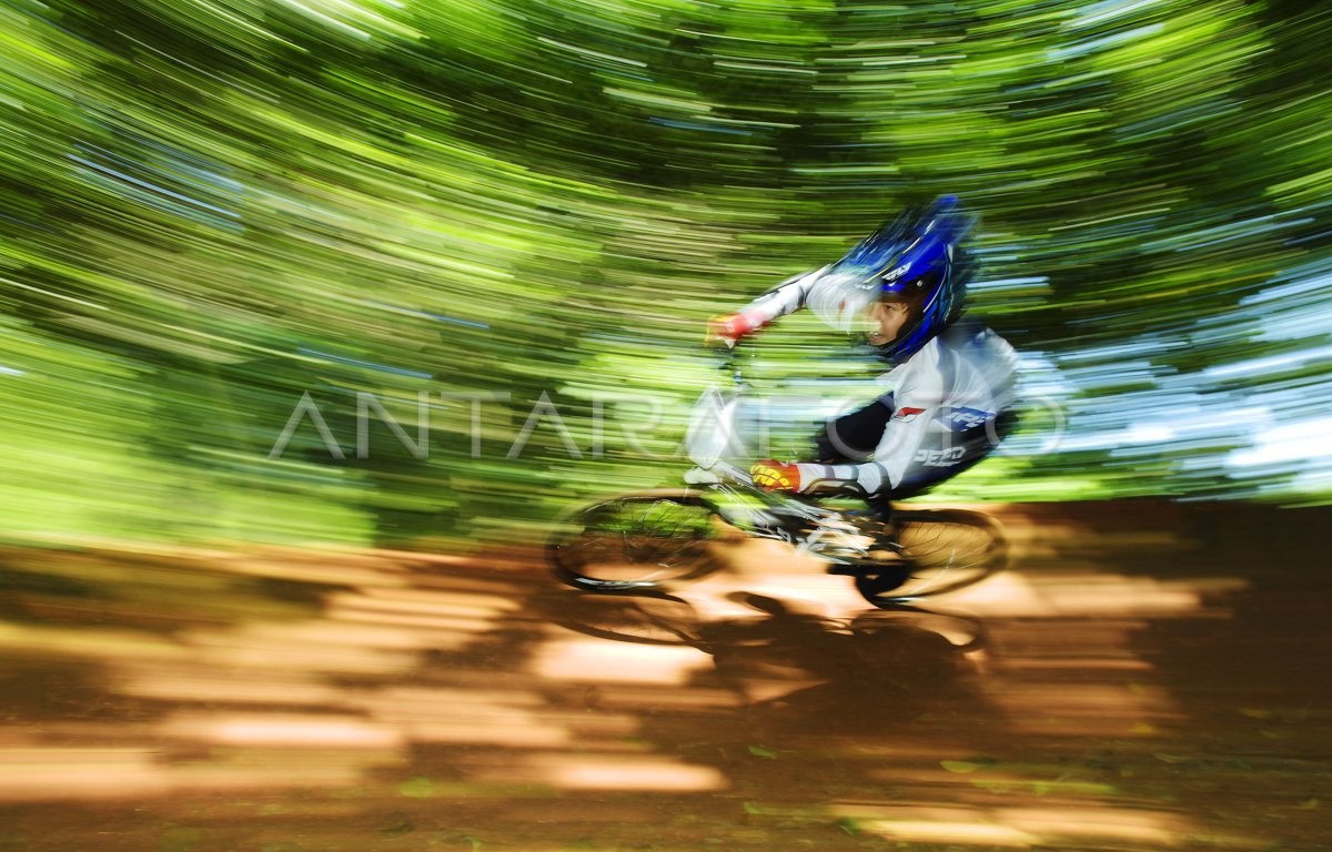 berlatih-bmx-di-ui-bikepark-gxbo-dom.jpg