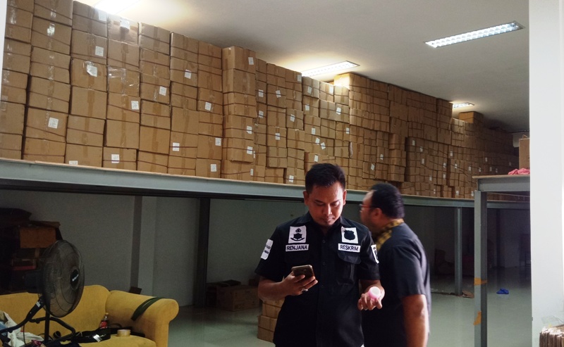 bpom-periksa-kandungan-berbahaya-di-produk-pabrik-kosmetik-ilegal-di-cirebon-7PjamkLk4Y.jpg
