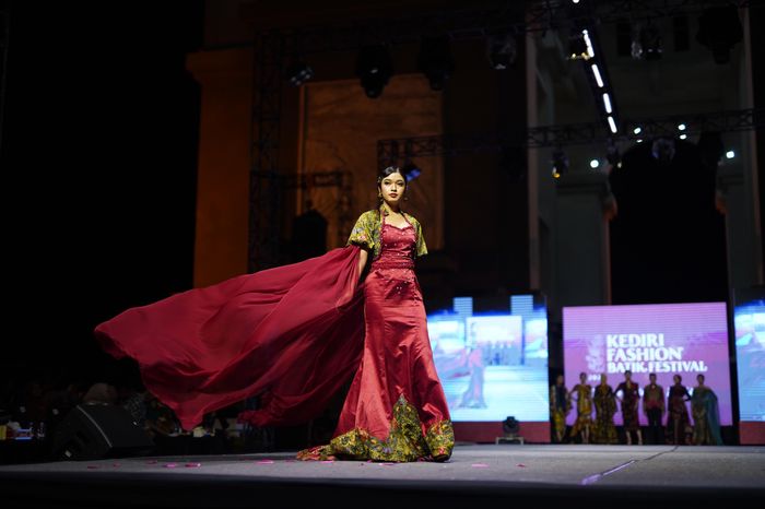 bupati-kediri-hanindhito-himawan-pramana-membuka-gelaran-kediri-fashion-batik-festival-kfbf-2023.jpeg