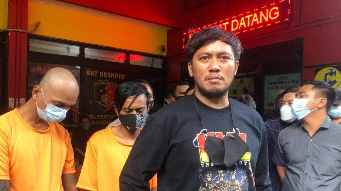 dua-orang-preman-kampung-yang-melakukan-pemalakan-di-kawasan-gedebage-diamankan.jpg