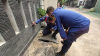 dua-petugas-damkar-cibinong-bogor-mendatangi-rumah-warga-usai-menerima-laporan-seekor-anak-kucing-terjebak-dalam-selokan-sehar_169.jpeg
