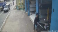 foto-hasil-tangkapan-layar-rekaman-cctv-aksi-pencurian-sepeda-motor_169.jpeg