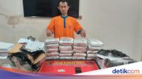 ip-37-warga-asal-kampung-andir-kelurahan-pakutandang-kecamatan-ciparay-kabupaten-bandung-jawa-barat-jabar-ditangkap-membawa-ga_169.jpeg