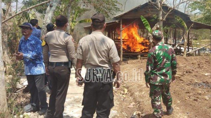 jajaran-muspika-panceng-bersama-ormas-kepemudaan-memusnahkan-tempat-sabung-ayam.jpg