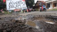 jalan-jalur-kediri-tulungagung-rusak-132p5-dom.jpg