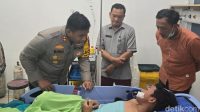 kapolres-kediri-akbp-bimo-ariyanto-menjenguk-korban-selamat-pembunuhan-sekeluarga-di-kediri_169.jpeg