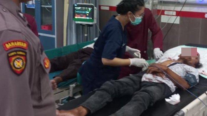 Petugas kepolisian menangani kecelakaan di Kecamatan Ngasem