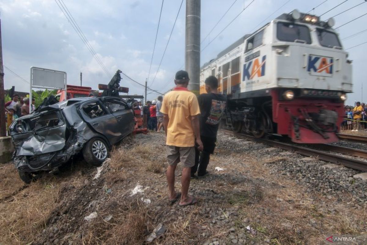 kecelakaan-mobil-dengan-kereta-api-di-klaten-010524-ajn-1.jpg