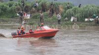 mencari-ikan-di-sungai-brantas-ywex-dom.jpg