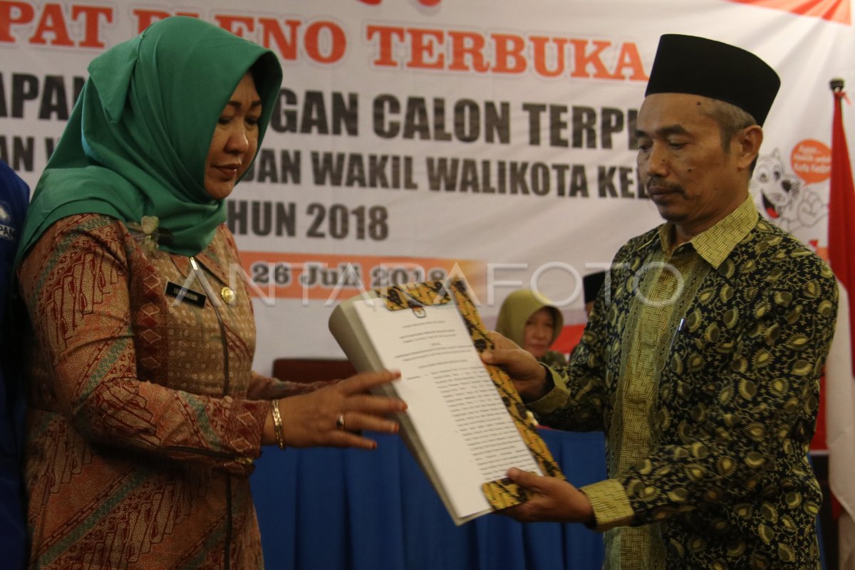 Wali Kota Kediri menyampaikan pidato di rapat paripurna