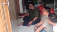 pihak-dinsos-kota-batu-saat-berada-di-kos-rr-dan-anaknya_43.jpeg