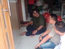 pihak-dinsos-kota-batu-saat-berada-di-kos-rr-dan-anaknya_43.jpeg