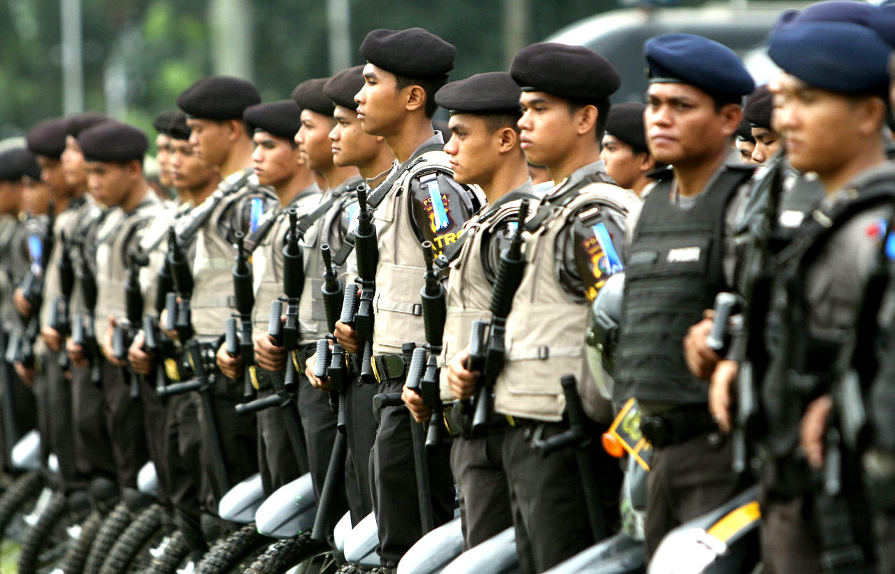 Polisi mengatur lalu lintas di lokasi kejadian truk terguling