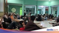 rombongan-study-tour-smp-bina-cendekia-astanajapura-cirebon-menginap-di-kantor-kecamatan-gondomanan-1_169.jpeg