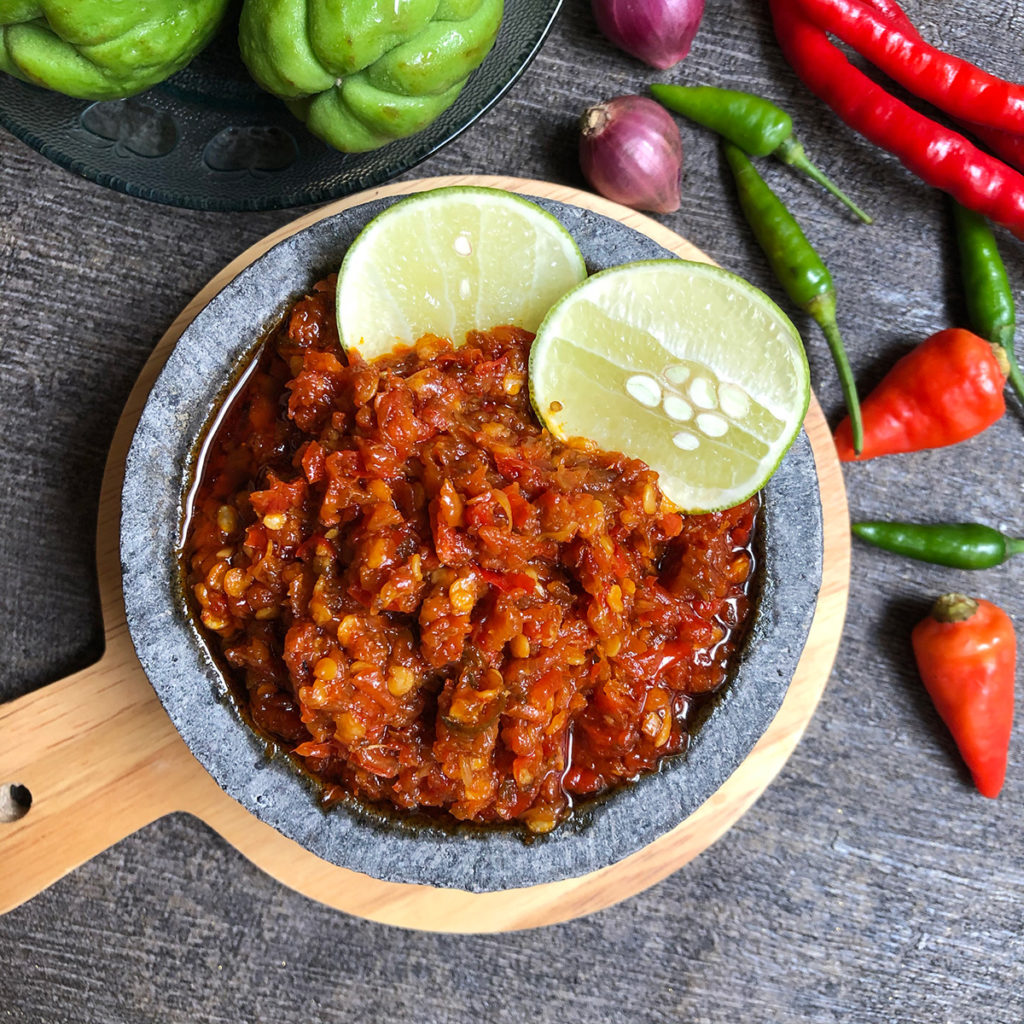 Sambal Tumpang Kediri proses pembuatan dengan bahan utama tempe busuk dan bumbu rempah