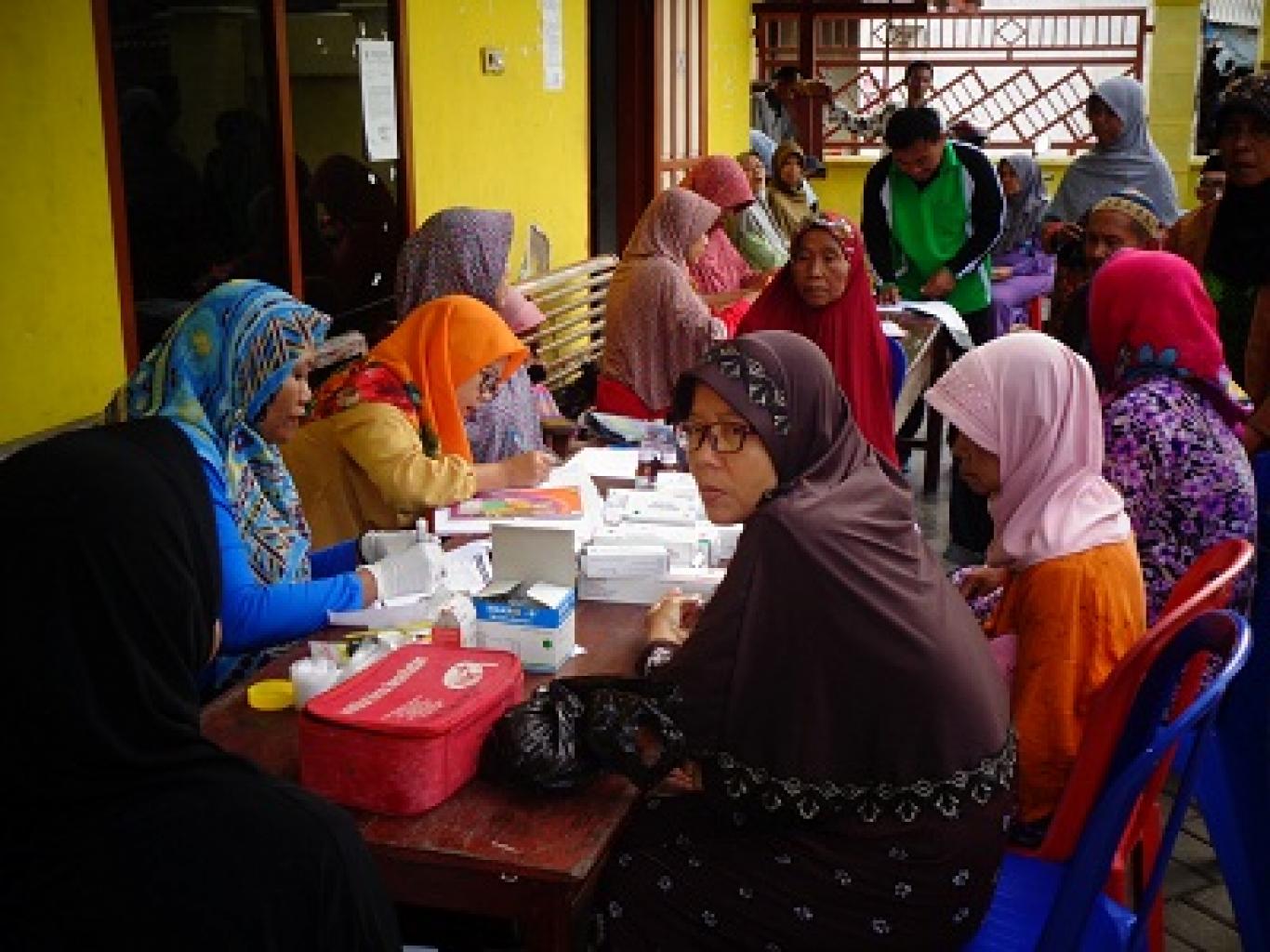 Lansia di RS Ngasem menjalani pemeriksaan kesehatan sebelum operasi katarak gratis