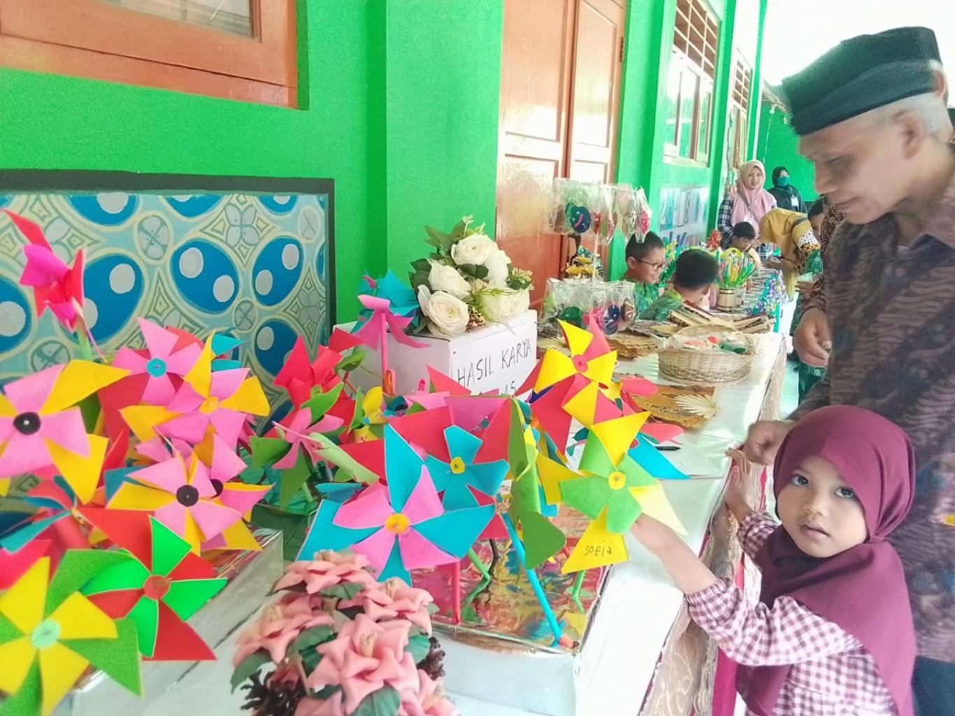 Siswa-Siswi Menggunakan Bus Sekolah Gratis di Kecamatan Kota