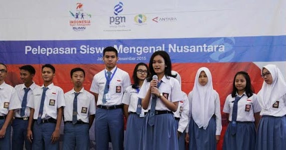 Siswa belajar mengaji bersama guru di rumah di Kecamatan Pesantren