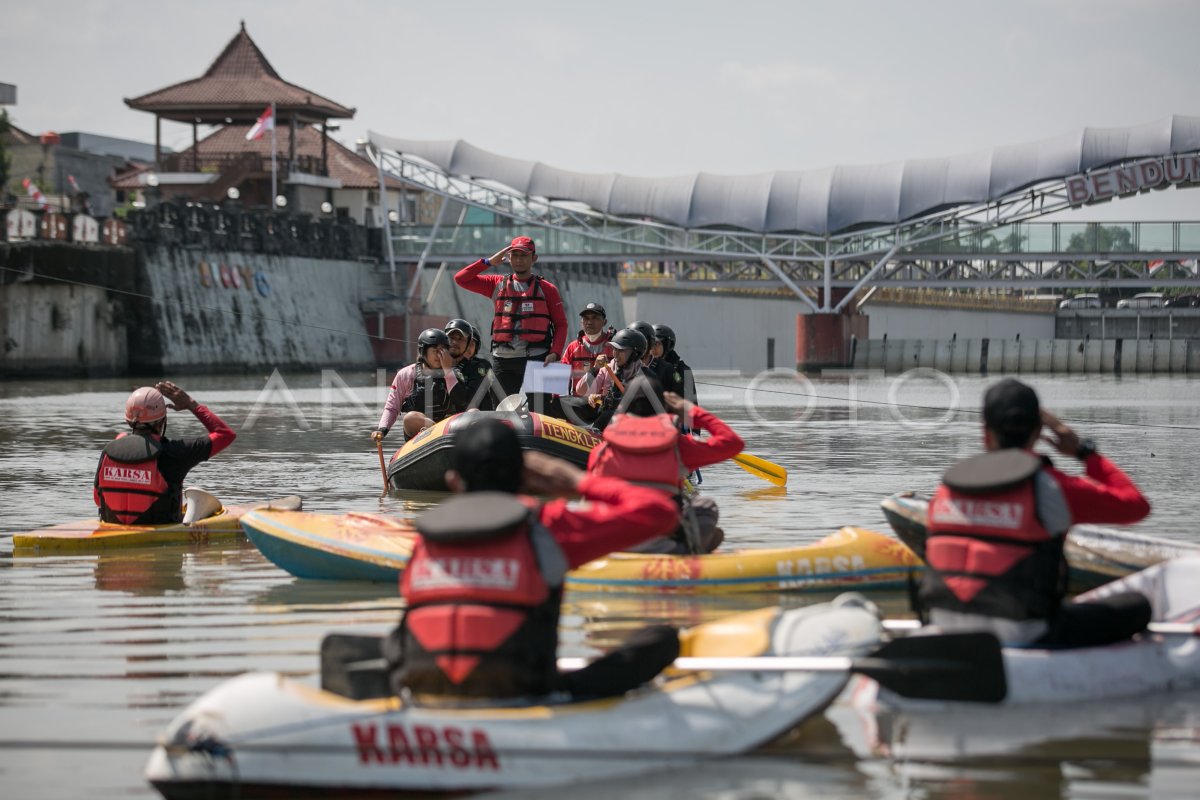 upacara-pengibaran-bendera-di-tengah-sungai-11kqh-dom.jpg
