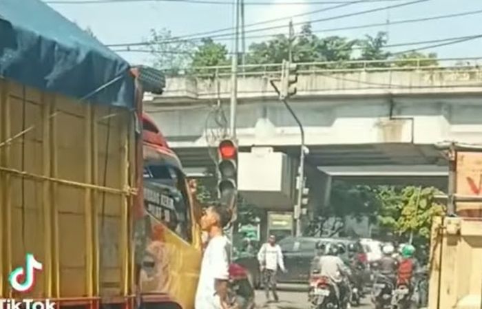 viral-sopir-truk-dipalak-preman-di-lampu-merah-jembatan-tiga-ZubOmMU3MX.jpg