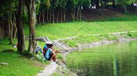 warga-menjaring-dan-memancing-ikan-di-danau-tiga-raksa_20221011_074526.jpg